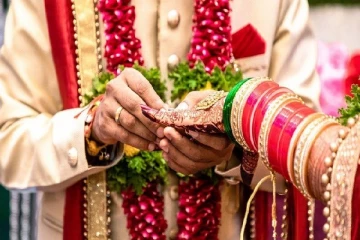 பேரக்குழந்தை பெற்றுதரகோரி மகன் மீது வழக்கு தொடர்ந்துள்ள பெற்றோர்(படம்)