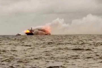 இலங்கை கடற்பரப்பிற்குள் இரசாயன கப்பலில் பாரிய தீ பரவல் - தயார் நிலையில் போர் கப்பல்