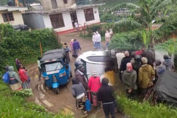 நுவரெலியாவில் கார் குடைசாய்ந்து விபத்து! மூவர் காயம்