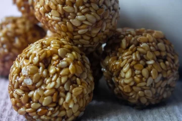 இனி வீட்டிலேயே எள் உருண்டை செய்து சாப்பிடலாம்: உடல் எடையை இலகுவாக குறைக்கலாம்