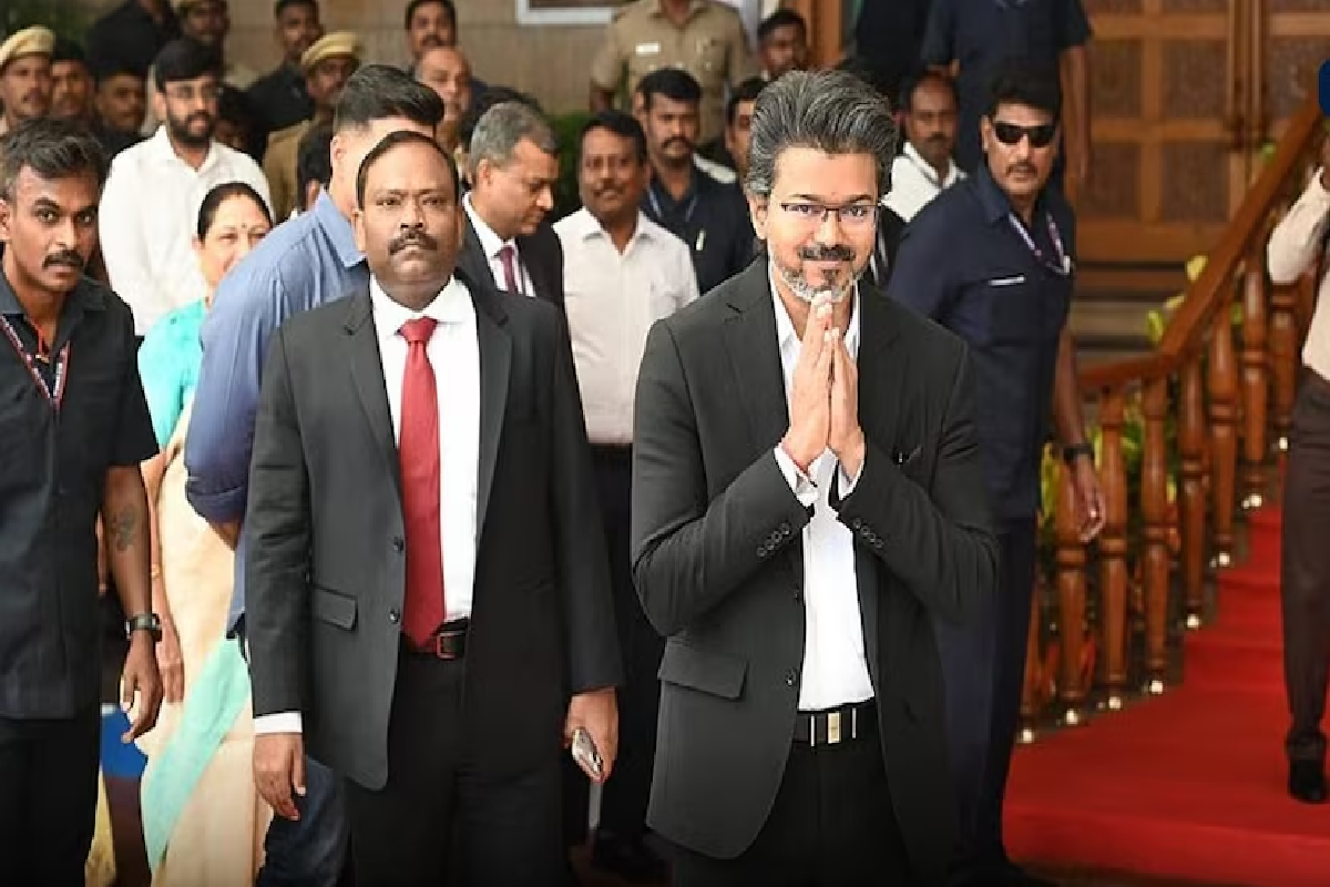விஜய் செல்லுமிடமெல்லாம் இருக்கும் இந்த பையன் யார் தெரியுமா? | Who This Young Man Accompanied Chief M Vijay
