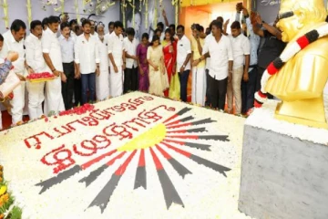 கருணாநிதியின் நினைவிடத்தில் பலரது கவனத்தை ஈர்த்த அலங்காரம்! வைரலாகும் புகைப்படம்