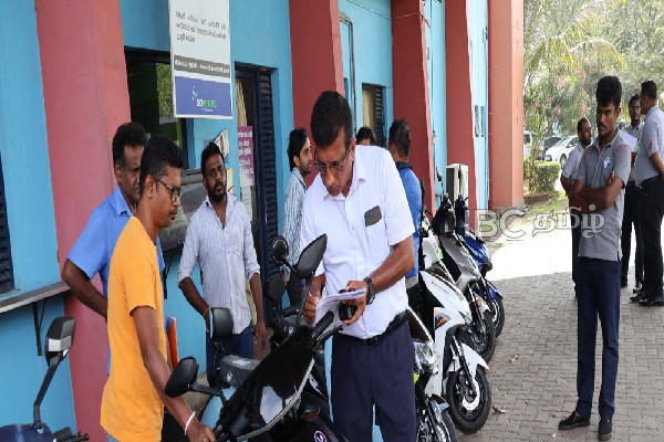 வாகனம் வைத்திருப்போருக்கு மகிழ்ச்சியான தகவல் : வீட்டிற்கே வரப்போகும் சேவைகள் | An Rmv Boss For Each Province