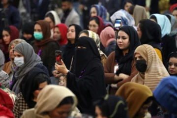 ஹிஜாப் அணியாத இஸ்லாமியர்கள் விலங்குகள் போன்றவர்கள்.. போஸ்டரால் சர்ச்சை!