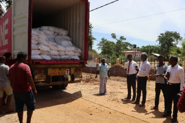 தமிழக அரசின் இரண்டாம் கட்ட நிவாரணப் பொருட்கள்: முல்லைத்தீவில் பகிந்தளிப்பு (Photos)