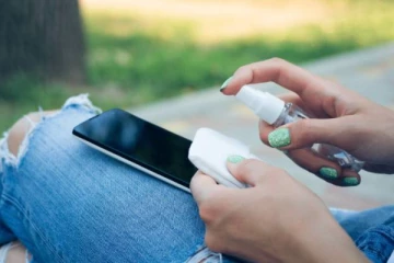 Smart phone-ஐ பராமரிப்பது எப்படி? போனில் உள்ள அழுக்குகளை வெளியேற்ற இப்படி செய்தால் போதும்