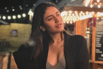 நடிகை பிரியா வாரியர் வெளிநாட்டில் கிளாமர் போஸ்