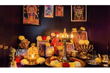 செல்வச் செழிப்பை அடைய.. பூஜை அறையில் கட்டாயம் இருக்க வேண்டிய 7 பொருட்கள்!