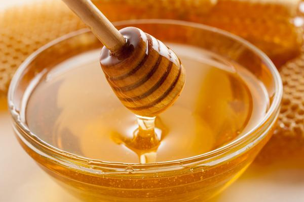 ஹீரோயின் போல தேவதையாய் ஜொலிக்கணுமா? இந்த ஒரு பொருள் போதும்...! | Honey Based Face Masks For