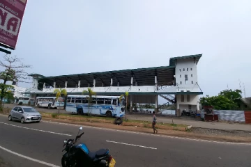 மட்டு. பேருந்து நிலையத்தில் இரவு நேரத்தில் முகம் சுழிக்க வைக்கும் செயற்பாடுகள் - மக்கள் கடும் அதிருப்தி