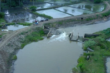 கிண்ணியாவில் வான்எல முஸ்லிம் கொலனி அணை உடைப்பு : 800 ஏக்கர் வயல்கள் தண்ணீரின்றி தவிப்பு