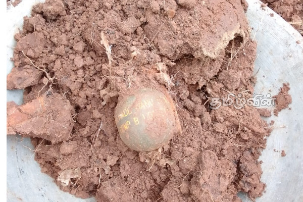 வவுனியாவில் வெடிக்கும் நிலையில் கைக்குண்டு மீட்பு(Photos) | Explosive Grenade Recovery In Vavuniya