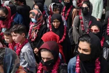 பாகிஸ்தானில் குடும்பத்தோடு  தஞ்சமடைந்த ஆப்கான் கால்பந்து வீராங்கனைகள்!