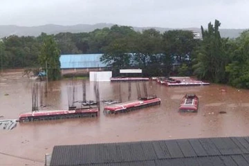 9 லட்சம் பணத்துடன் பேருந்தின் மேலே 7 மணி நேரம்...  பெருவெள்ளத்தில் ஒரு பகீர் சம்பவம்