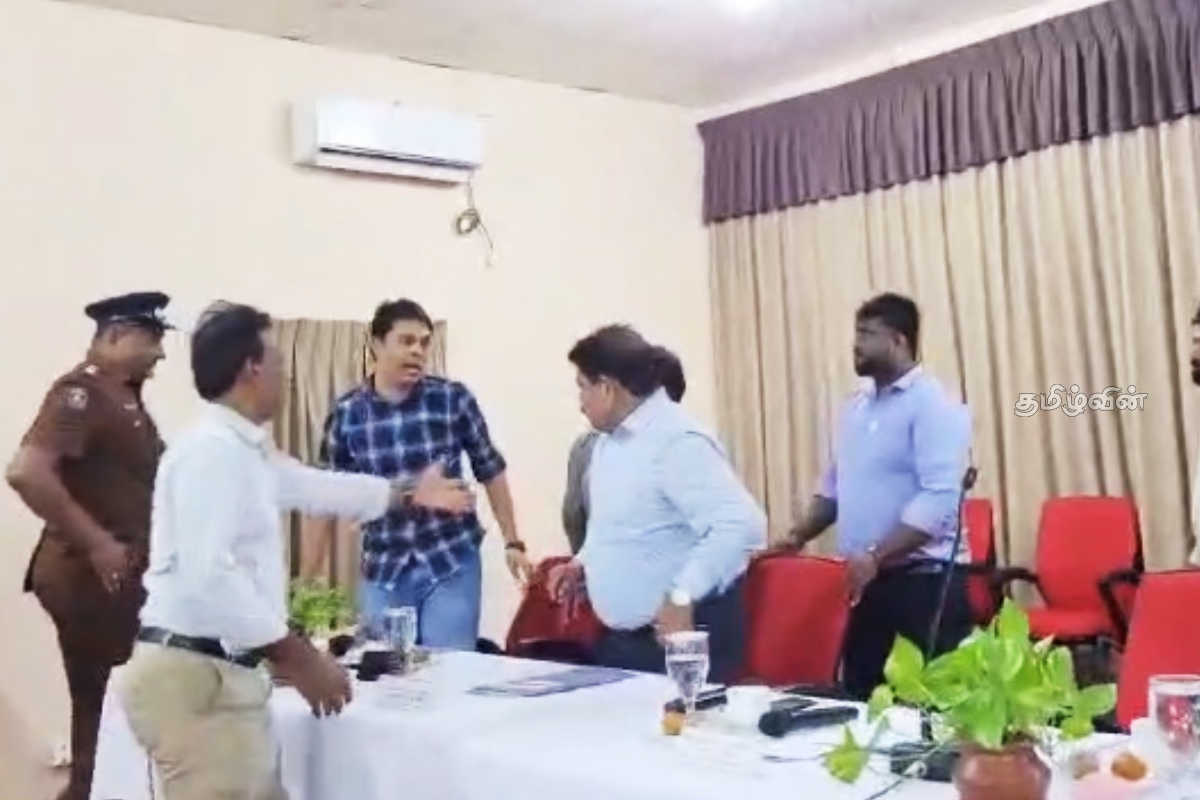 கிளிநொச்சி அபிவிருத்திக் குழுக்கூட்டத்தில் ஏற்பட்ட அசாதாரண நிலை.. ஜனாதிபதி மேற்கொண்ட தொலைபேசி அழைப்பு | Kilinochchi Dic Meeting Issue President Anura கிளிநொச்சி அபிவிருத்திக் குழுக்கூட்டத்தில் ஏற்பட்ட அசாதாரண நிலை.. ஜனாதிபதி மேற்கொண்ட தொலைபேசி அழைப்பு | Kilinochchi Dic Meeting Issue President Anura