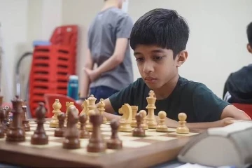 8 வயது சிறுவன் அபாரம்... சதுரங்கப் போட்டியில் கிராண்ட்மாஸ்டரை வீழ்த்தி உலக சாதனை