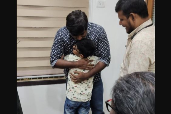 புற்றுநோயால் பாதிக்கப்பட்ட சிறுவனின் ஆசையை நிறைவேற்றிய நடிகர் விஜய் சேதுபதி - நெகிழ்ச்சியில் கண் கலங்கிய குடும்பம்! | Actor Vijay Sethupathi Satisfy Smallboy Wish