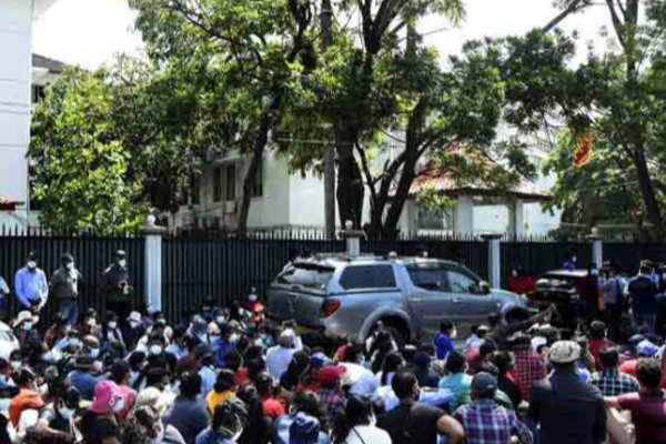 சுகாதார அமைச்சின் வளாகத்தில் நுழைய முற்பட்ட ஆர்ப்பாட்டக்காரர்கள்! குவிக்கப்பட்ட காவல்துறையினர் - ஐபிசி தமிழ்