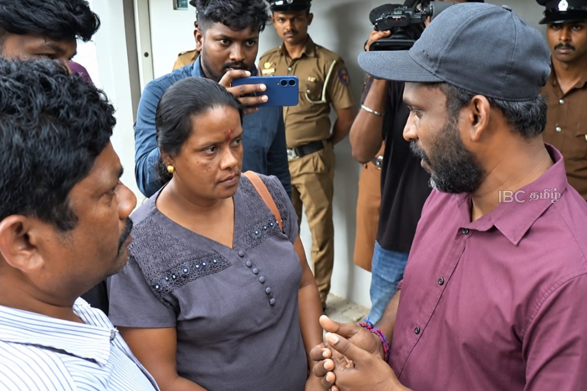 கண்ணீருடன் கொழும்பு சவூதி தூதரகத்தை முற்றுகையிட்ட அனோஜனின் குடும்பத்தினர்! | Family Appeals To Saudi Embassy Over Anojan கண்ணீருடன் கொழும்பு சவூதி தூதரகத்தை முற்றுகையிட்ட அனோஜனின் குடும்பத்தினர்! | Family Appeals To Saudi Embassy Over Anojan