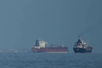ஹோர்மூஸ் நீரிணை ஊடாக சீனா செல்லும் இரு கப்பல்கள்!