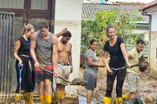 இலங்கை மக்களின் வீடுகளை சுத்தம் செய்யும் வெளிநாட்டவர்கள் | Foreigners Cleaning People Homes In Badulla