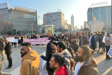 இத்தாலியில் ஆர்ப்பாட்டத்தில் ஈடுபட்ட இலங்கையர்கள்