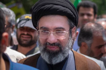 ஈரானின் புதிய உச்சத்தலைவராக காமெனியின் மகன் மொஜ்தபா தேர்வு - யார் இவர்?