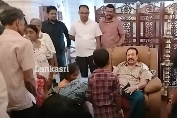 மகிந்த ராஜபக்சவிற்காக தம்பதியினர் செய்த செயல்! பலரையும் அதிர வைத்த பாசம் | Couple Traveled Six Hours To Meet Mahinda