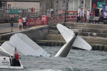 பிரித்தானியாவில் பயங்கரம்... மின்னல் வேகத்தில் கடலில் விழுந்த விமானம்! கமெராவில் சிக்கி மிரள வைக்கும் காட்சி