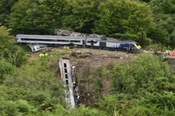 ஸ்காட்லாந்தில் ஒன்றுடன் ஒன்று மோதிக் கொண்ட ரயில்கள்: உயிருக்கு போராடும் பயணிகள்