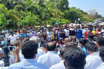 யாழ். மாவட்ட செயலகம் முற்றுகை! - டக்ளஸின் வருகையால் பதற்றம் (VIDEO)