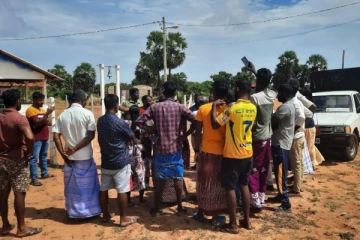 மக்களின் காணிகளை கடற்படையினருக்கு வழங்கும் முயற்சி