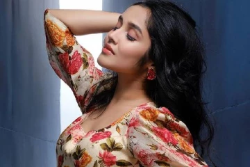 17 வயதில் நயனுக்கே டஃப் கொடுக்கும் அஜித் ரீல் மகள் அனிகா... புகைப்படம்