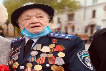 உக்ரைனை காக்க வந்த 98 வயது மூதாட்டி