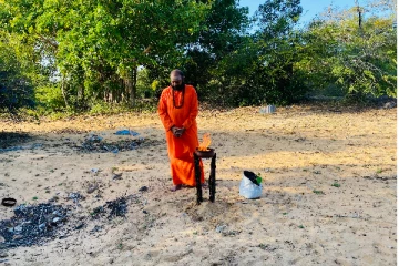 பலத்த கெடுபிடிகளுக்கு மத்தியில் முள்ளிவாய்க்காலில் சுடரேற்றிய வேலன் சுவாமிகள்