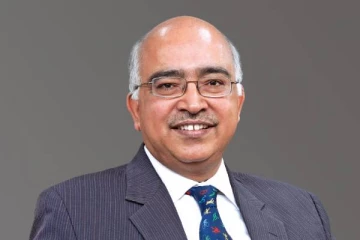 அரசு வேலையை விட்டு சொந்த தொழில் தொடங்கியவர்.. இன்று ரூ.6,17,000 கோடி மதிப்புள்ள நிறுவனத்துக்கு அதிபதி