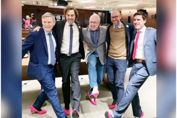 பிங்க் நிற ஹை ஹீல்ஸ் அணிந்து வந்த ஆண் எம்.பிகள்; ஏன்? வைரலாகும் வீடியோ