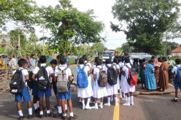 அரச பேருந்து நடத்துநரின் மோசமான செயல்: வலுகட்டாயமாக இறக்கப்பட்ட பாடசாலை மாணவர்கள்