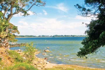 பெற்றோருடன் ஏரியில் குளித்த சிறுவனுக்கு நேர்ந்த சோகம்