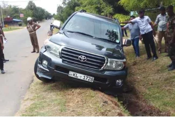 ரிஷாத் பதியுதீன் பயணித்த வாகனம் விபத்து