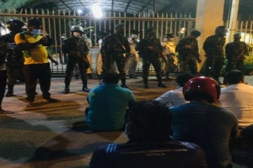 "මැරුණත් එවන්නෙ නෑ"...තෙල් ඉල්ලා ගොවින් පාර හරස් කරයි....(VIDEO)