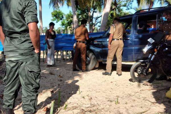 யாழில் பெற்றோல் குண்டு வீச்சு நடத்தி வன்முறைக்குழு வாள்களுடன் அட்டகாசம் | Jaffna Violent Group Attack