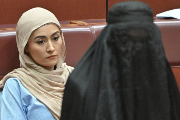 அவுஸ்திரேலியாவில் புர்கா அணிந்து சபைக்குள் நுழைந்த பௌலின் ஹான்சனால் ஏற்பட்ட பரபரப்பு | Pauline Hanson Enters Church Wearing A Burqa