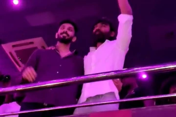 தியேட்டர் ஸ்க்ரீனை கிழித்த தனுஷ் ரசிகர்கள்.. இதுக்கு பேர் தான் சொந்த காசில் சூனியம் வெச்சிக்குறதா