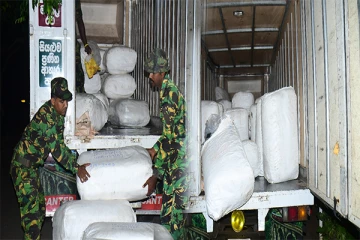 சட்டவிரோதமாக பீடி இலைகளை கடத்த முற்பட்ட மூவர்:அதிரடிப்படையினரால் கைது(Photos)