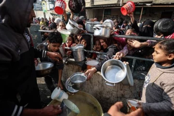 உணவுக்காக வரிசையில் காத்திருந்த மக்கள் மீது துப்பாக்கிச்சூடு: அதிர்ச்சி சம்பவம்
