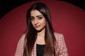 கையில் குழந்தையுடன் நடிகை திரிஷா வெளியிட்ட புகைப்படம்.. ரசிகர்கள் ஷாக்