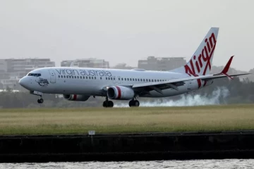 நடுவானில் தீப்பிடித்த பயணிகள் விமான எஞ்சின்: வீட்டின்மேல் விழுந்துவிடுமோ என பயந்த மக்கள்