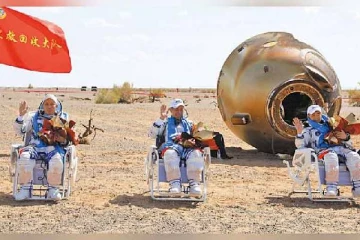 விண்வெளியிலிருந்து 90 நாட்களுக்கு பிறகு பூமிக்கு திரும்பிய விண்வெளி வீரர்கள்