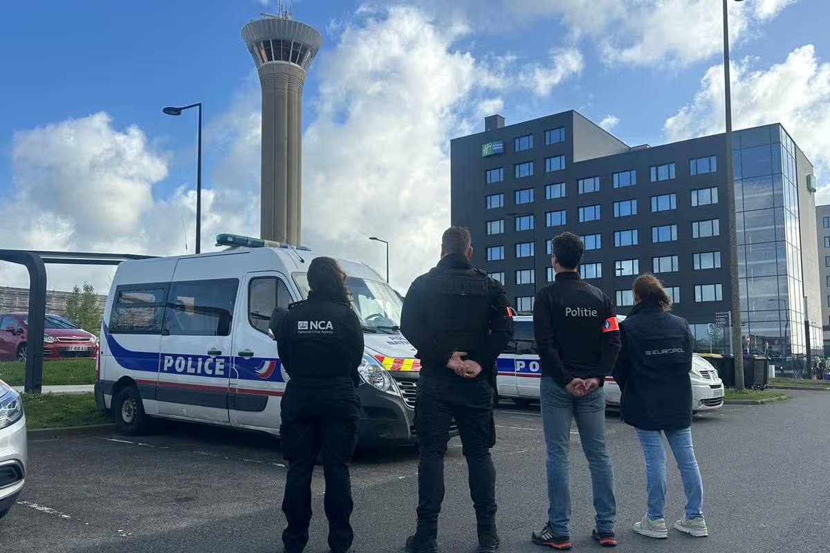 புலம்பெயர்வோரைக் கடத்தும் கும்பலுக்கு உதவியதாக பிரித்தானிய பெண் கைது | Uk Women Arrested For Help Smuggle Migrants People